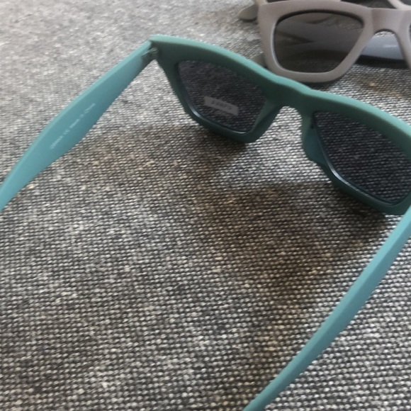 Plastic/rubber coated UV sunglasses. (New!) - Picture 5 of 7